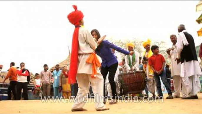 Indian Girl does impromptu dance jig with folk dancer at Surajkund mela