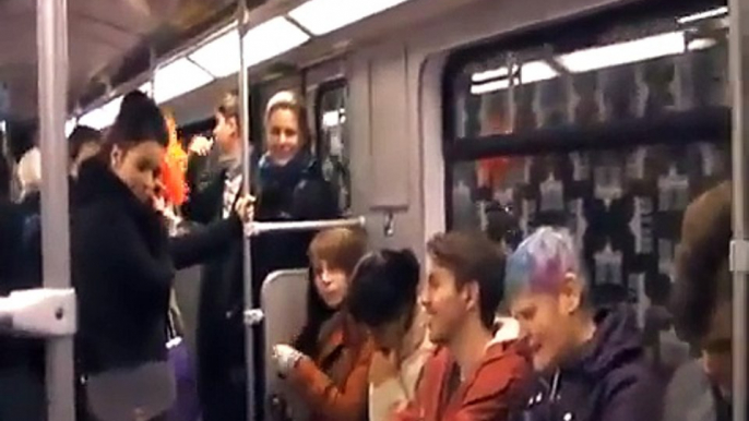 Fou-rire contagieux dans le métro!