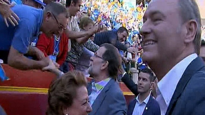 Baño de masas de Rajoy en la plaza de toros de Valencia