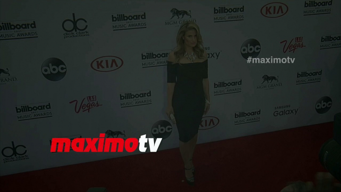 Idina Menzel "Billboard Music Awards 2015" Red Carpet Arrivals