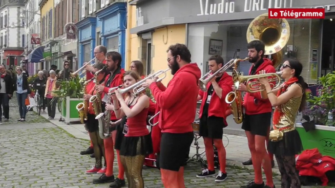 Douarnenez. La journée démarre en fanfare