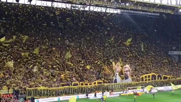 Dortmund fans pay tribute to Jürgen Klopp at his last home game in charge. Amazing.