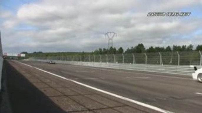 Les voitures de course sur le circuit Dijon-Prenois