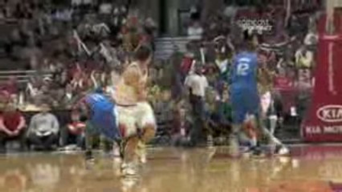 NBA Kirk Hinrich throws a nice bounce pass to rookie Taj Gib