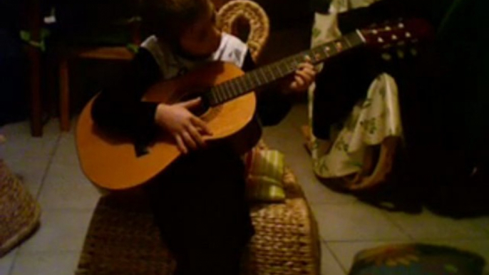 hugo joue un petit air de guitare pour son père !