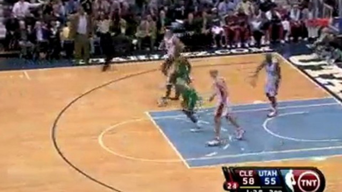 Delonte West throws a nice pass to LeBron James, who finishe