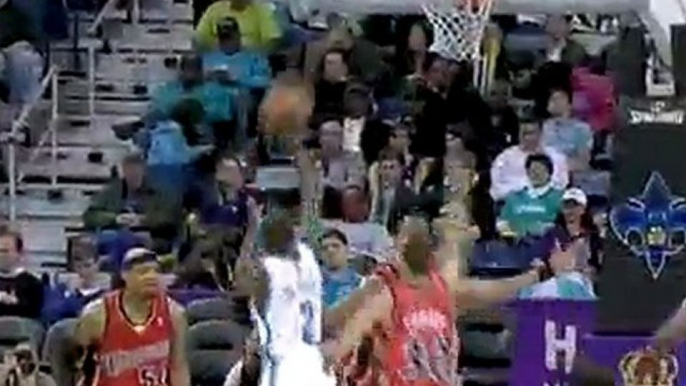 Darren Collison finds Emeka Okafor with the nice alley-oop p