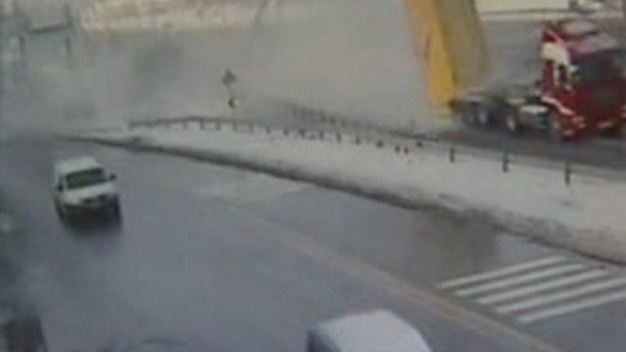Camion distrugge il ponte