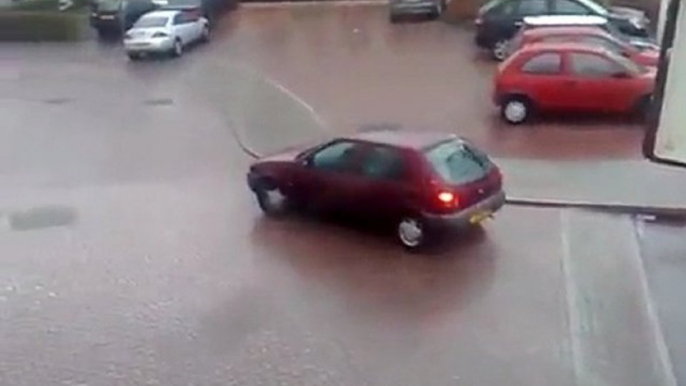 Deux femmes sautent de leur voiture