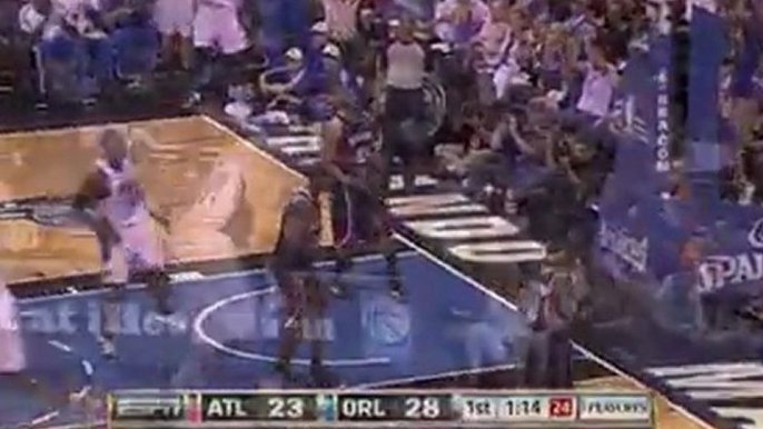 Jason Williams finds Dwight Howard with the nasty alley-oop