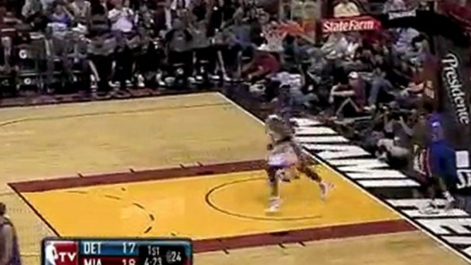 Jermaine O'Neal throws down a dunk off the bounce pass from
