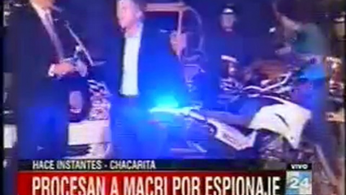 Macri llega a la conferencia de prensa en moto