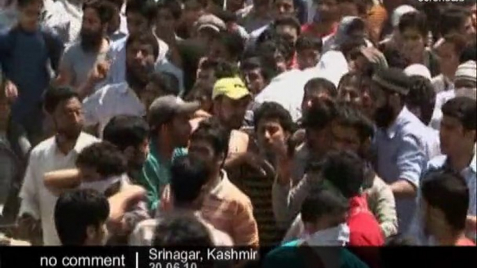 Kashmir: One dead as paramilitary soldiers... - no comment