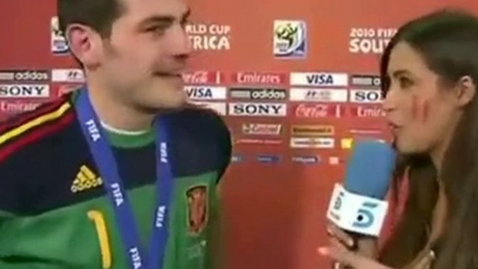 Iker Casillas embrasse sa petite amie journaliste en direct