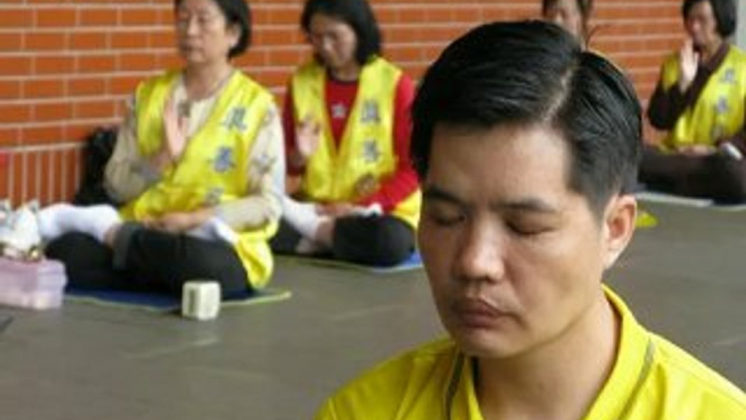 Falun Gong protests in Taipei (English)