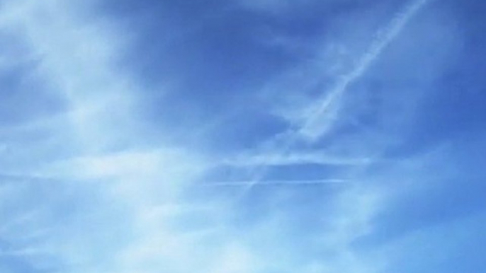 "Chemtrails" over Paris, again... Please, stop spraying us!