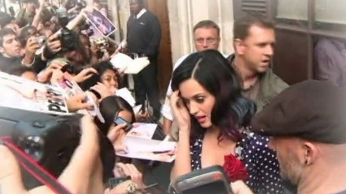 SNTV - Katy Perry hits London