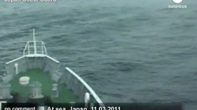 Japanese coastguard ship heads into tsunami... - no comment