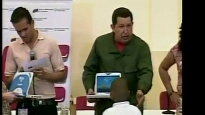 Durante la entrega de computadoras portátiles Canaima a estu