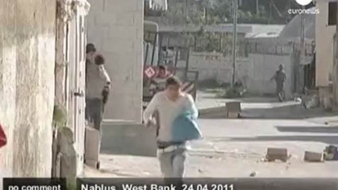 Palestinian youths clash with soldiers - no comment