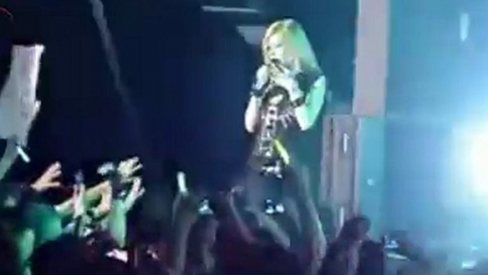 Avril Lavigne - I Always Get What I Want @ Singapore 09.05.2011 [HQ] (by 6ustucN)