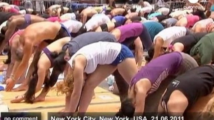 Hundreds of yogis strike a pose in New... - no comment