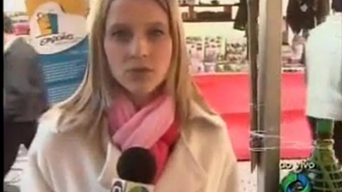 Reporter da afiliada da Globo atendendo celular ao vivo