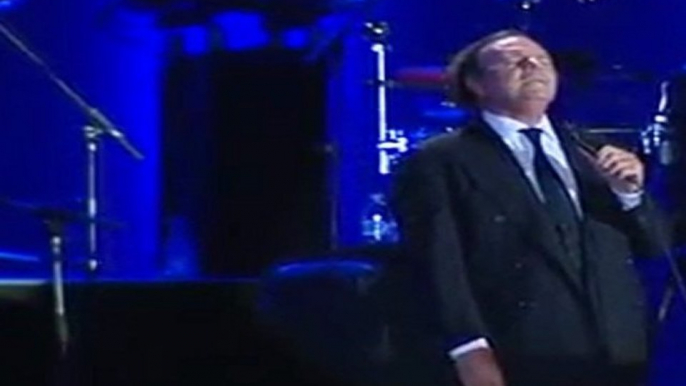 Julio Iglesias retrasa más de dos horas su concierto en Ávila por la lluvia