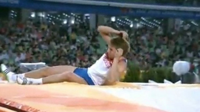 Dmitry Starodubtsev pole breaks while pole vaulting at the 2011 World Championships