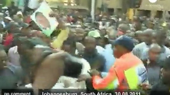 South Africa: violent clashes erupt outside... - no comment