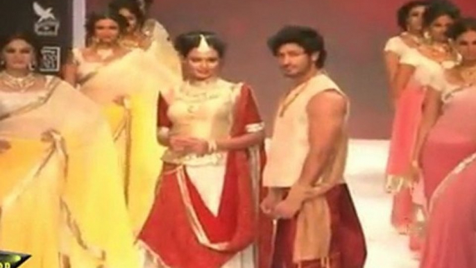 Hot Babes Showing Their Latkas & Jhatas At IIJW 2011