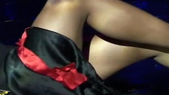 Hot & Sexy Babe Shows Her Sexy Thigh & Legs While Dancing At IIJW Grand Finale 2011