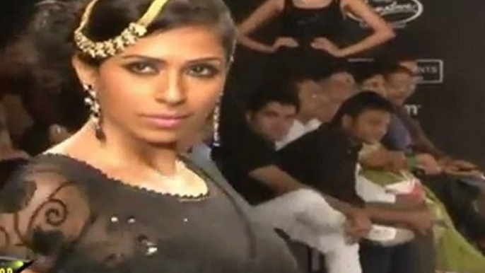 Hot & Sexy Aanchal Kumar Shows Her Deep Navel & Sexy Cleavage At IIJW 2011 Third Day