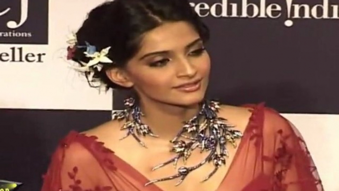 Hot SOnam Kapoor In Sexy Revealing Outfit  At IIJW Grand FInale 2011