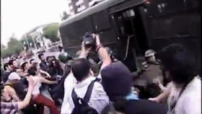 Water cannons fired at Chilean students' protest