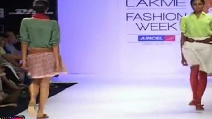 Hot Babes Walks On Ramp At Lakme Fashion Week 2012