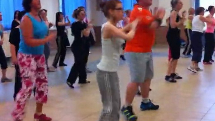 Lili Zumba : Don't worry, be happy ( Esquerdes)