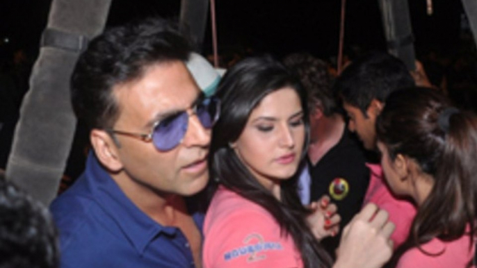 Cast Of Housefull 2 Rides Hot Air Balloon At Inorbit