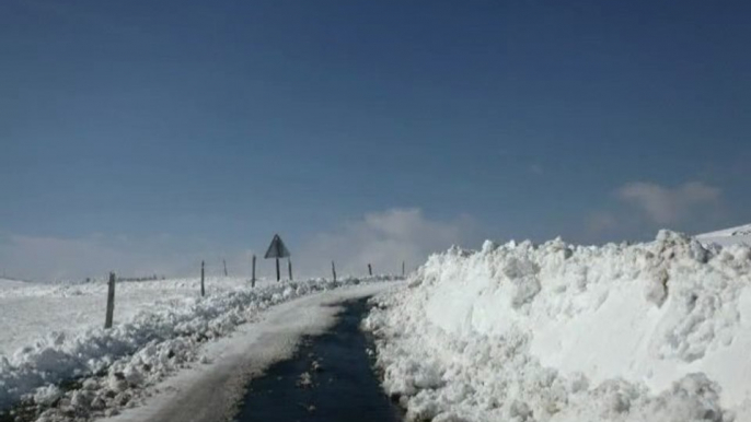 Sur la route enneigée entre Montbuzat et Bronac le 17 avril 2012