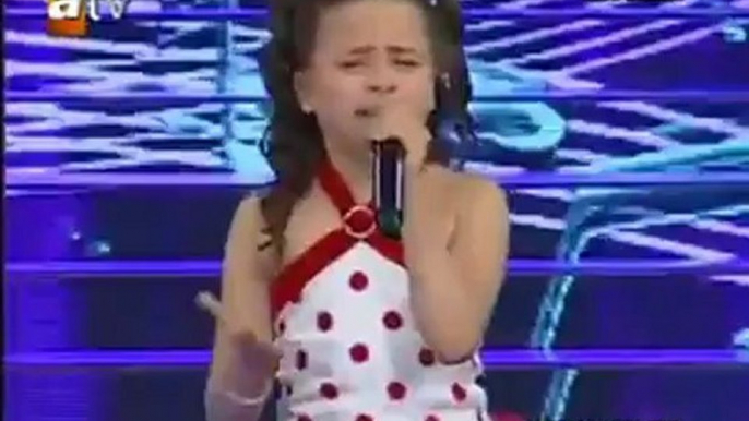 Turkish girl who cried millions have high sense and beautiful voice, lost her mother for 3 months