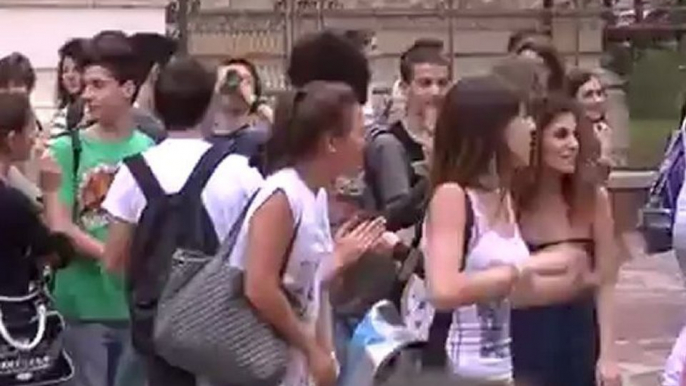 ultimo giorno di scuola studenti in acqua