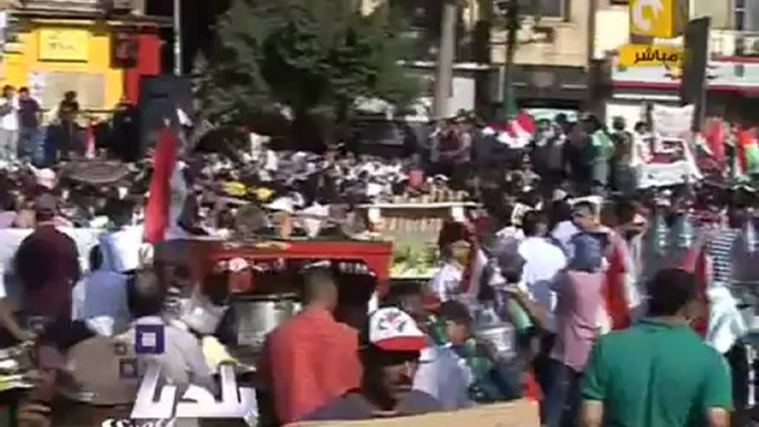 بلدنا بالمصري: تعليق بلطجية في ميدان التحرير عرايا