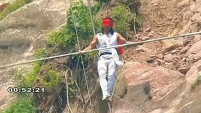 Le funambule Aisikaier chute de 250 mètres et survit