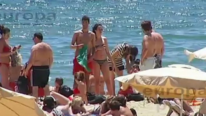 Barceloneses acuden a la playa por las altas temperaturas