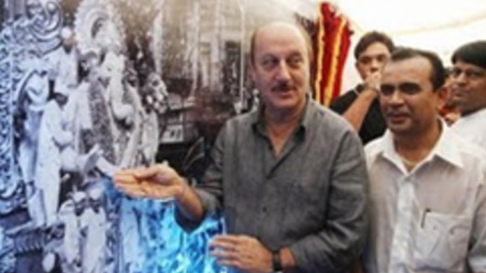 Anupam Kher Launches Yogesh Lakhani's "We Love Mumbai" Campaign