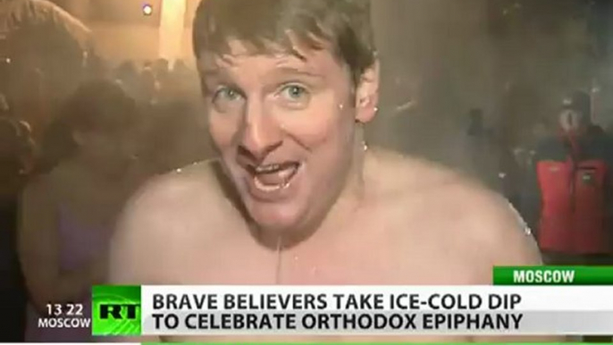 RT reporter joins brave believers to take ice-cold Epiphany dip