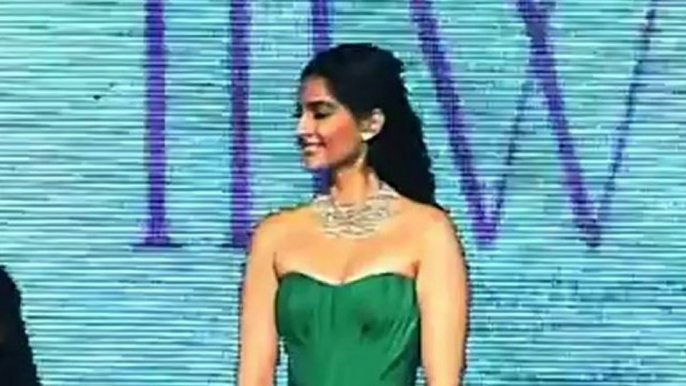 Sonam Kapoor GLITTERS at IIJW 2012