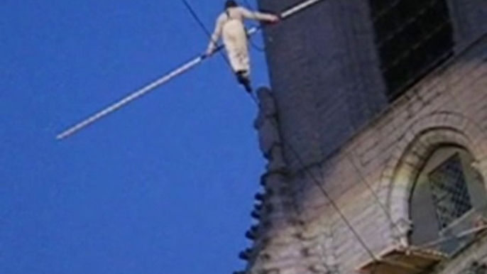 Un funambule traverse la Grand-Place de Tournai