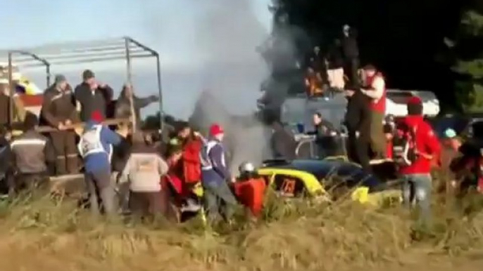 Pilote de rallye termine sa course dans la foule  - Video2choc