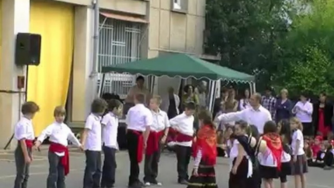 Des élèves des cours de  portugais dansent dans la fête de l'école